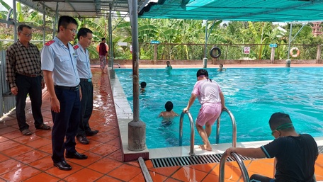 Đoàn kiểm tra hồ bơi trên địa bàn TX Bình Minh.