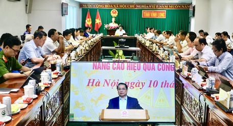Chủ tịch UBND tỉnh Lữ Quang Ngời chủ trì hội nghị tại điểm cầu Vĩnh Long.