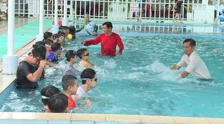 Trẻ em học bơi tại hồ bơi Minh Anh, Phường 8, TP Vĩnh Long.  Ảnh: TẤN PHÁT