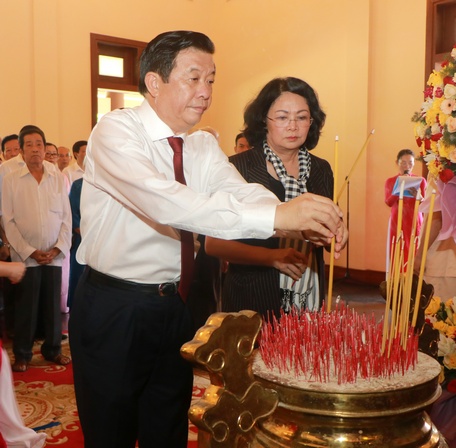 Nguyên Phó Chủ tịch nước- Đặng Thị Ngọc Thịnh và Bí thư Tỉnh ủy- Bùi Văn Nghiêm dâng hương tại nhà lưu niệm.