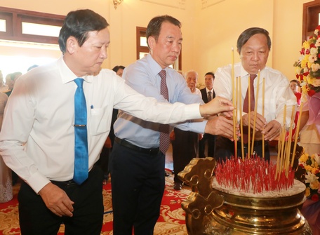 Các đồng chí lãnh đạo tỉnh dâng hương tưởng niệm Thủ tướng Chính phủ Võ Văn Kiệt.