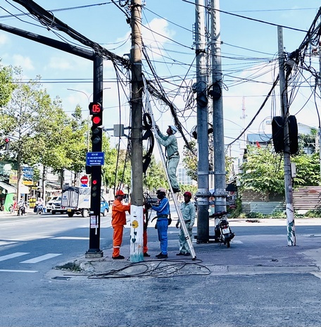 Chỉnh trang, sắp xếp gỡ rối “mạng nhện” trên các tuyến đường.
