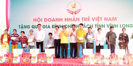  Bí thư Tỉnh ủy- Bùi Văn Nghiêm và lãnh đạo Hội Doanh nhân trẻ Việt Nam trao quà cho gia đình chính sách.