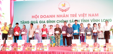 Phó Chủ tịch UBND tỉnh- Nguyễn Thị Quyên Thanh và lãnh đạo Hội Doanh nhân trẻ Việt Nam trao quà cho hộ có hoàn cảnh khó khăn.