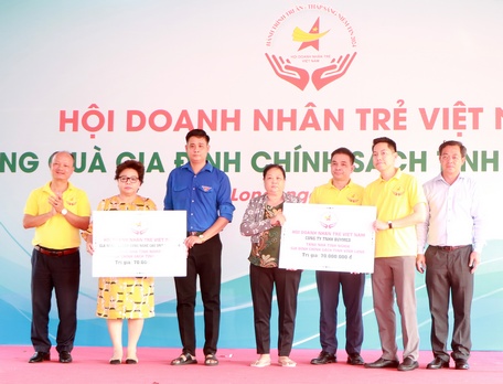 Trao bảng tượng trưng hỗ trợ kinh phí xây 2 căn nhà cho gia đình chính sách.