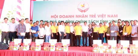  Lãnh đạo tỉnh và đoàn chụp ảnh lưu niệm cùng các gia đình chính sách.