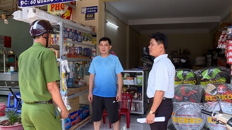 Ông Liêu Quốc Đoàn- chủ hộ kinh doanh tiệm điện Đoàn Liêu đang được chính quyền thị trấn tuyên truyền vận động không lấn chiếm lề đường, vỉa hè.
