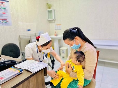 Tiêm vaccine phòng bệnh truyền nhiễm cho trẻ tại BVĐK Xuyên Á Vĩnh Long.