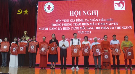 Ông Võ Thanh Vân- Phó Trưởng Ban Dân vận Tỉnh ủy tặng quà cho người đăng ký hiến mô, tạng, bộ phận cơ thể người.