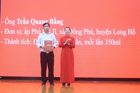 Chủ tịch Hội Chữ Thập đỏ Nguyễn Thụy Yến Phương trao phù hiệu 40 lần hiến máu và Kỷ niệm chương Vì sự nghiệp nhân đạo.