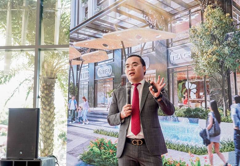 Ông Dương Quốc Thủy- Tổng Giám Đốc Công ty CP Dịch vụ và Đầu tư Đất Xanh Miền Tây đã chia sẻ đến khách hàng về những ưu điểm nổi bật và sự tối ưu của mỗi căn hộ thuộc tòa tháp Luxury Tower.