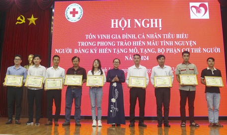 Bà Nguyễn Thị Quyên Thanh- Phó Chủ tịch UBND tỉnh trao bằng khen cho những người có nhóm máu hiếm, sẵn sàng hiến máu cứu người.