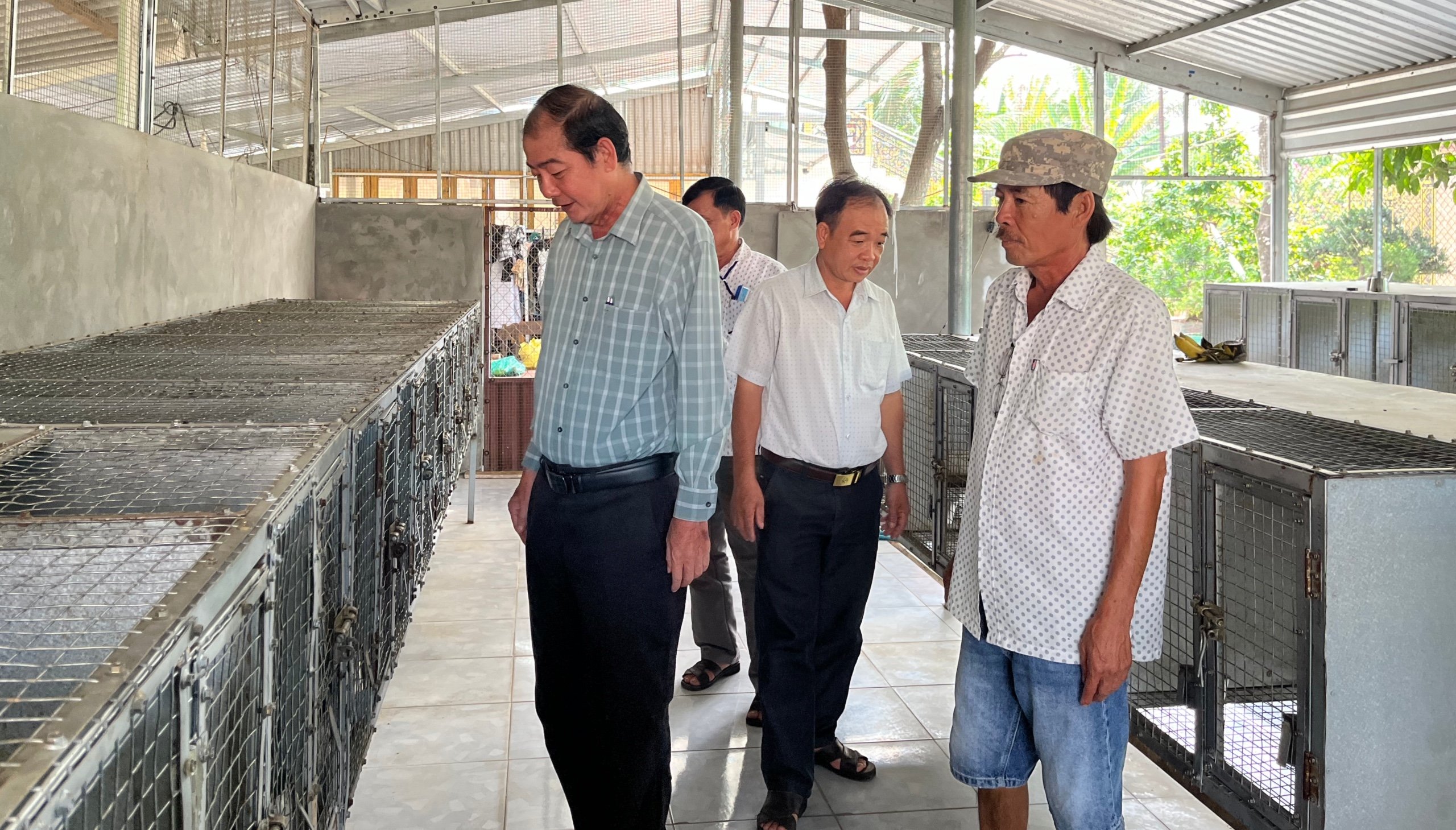 Đoàn khảo sát mô hình nuôi chồn hương tại xã Bình Phước.