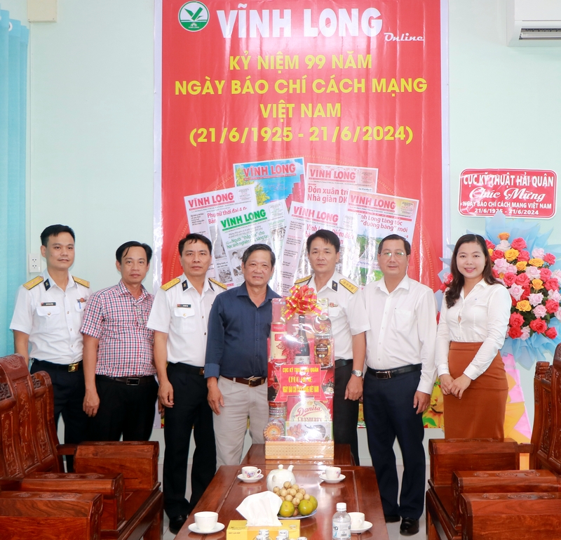 Nhà máy X55 (Cục Kỹ thuật Hải quân) tặng quà chúc mừng Báo Vĩnh Long.
