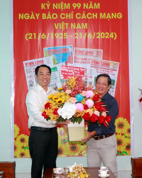 Tổng Biên tập Báo Vĩnh Long- Nguyên Hữu Khánh nhận hoa chúc mừng ngày truyền thống của ngành từ Chủ tịch UBND tỉnh- Lữ Quang Ngời.