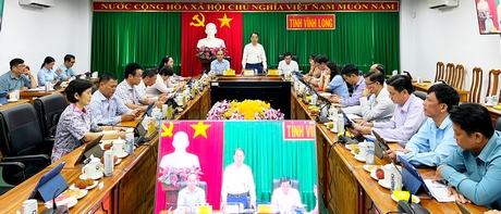  Chủ tịch UBND tỉnh Lữ Quang Ngời trao đổi tại buổi đối thoại trực tuyến với nông dân.