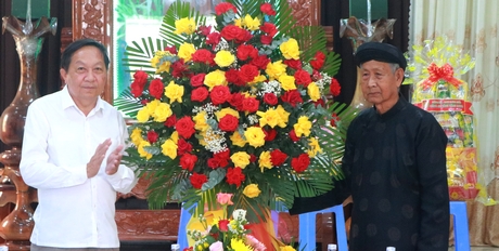 Phó Bí thư Thường trực Tỉnh ủy- Nguyễn Thành Thế tặng hoa chúc mừng Ban đại diện Phật giáo Hòa Hảo tỉnh Vĩnh Long.