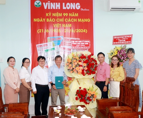 Trường ĐH Kinh tế TP Hồ Chí Minh Phân hiệu Vĩnh Long chúc mừng Báo Vĩnh Long.
