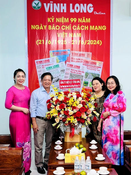 Tổng Biên tập Báo Vĩnh Long- Nguyễn Hữu Khánh nhận hoa chúc mừng của Công ty Điện lực Vĩnh Long.
