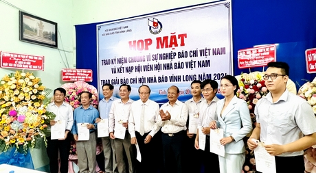 Nhà báo Lê Quang Nguyên- Chủ tịch Hội Nhà báo tỉnh trao quyết định kết nạp hội viên mới.
