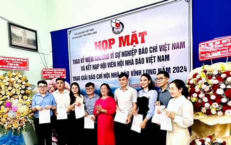 Nhà báo Nguyễn Thị Hồng Thư- Phó Chủ tịch Thường trực Hội Nhà báo tỉnh, trao quyết định kết nạp hội viên mới.