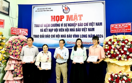 Nhà báo Nguyễn Hữu Khánh- Tổng Biên tập Báo Vĩnh Long, Phó Chủ tịch Hội Nhà báo tỉnh, trao giải ba cho các tác giả.