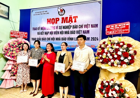 Nhà báo Nguyễn Thị Hồng Thư- Phó Chủ tịch Thường trực Hội Nhà báo tỉnh trao giải nhì cho các tác giả.