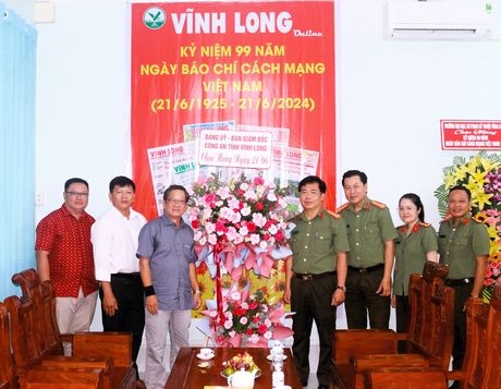  Đảng ủy, Ban Giám đốc công an tỉnh chúc mừng Báo Vĩnh Long.