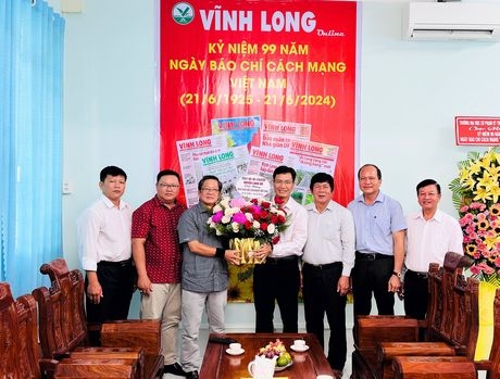 Huyện ủy Long Hồ chúc mừng Báo Vĩnh Long.