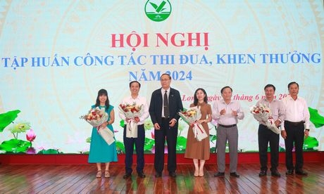 Lãnh đạo Sở Nội vụ và lãnh đạo Trường ĐH Cửu Long tặng hoa cảm ơn báo cáo viên.