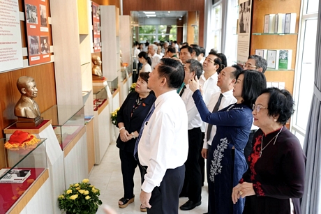 Các đại biểu tham quan phòng truyền thống Bệnh viện RHM Trung ương TP Hồ Chí Minh.