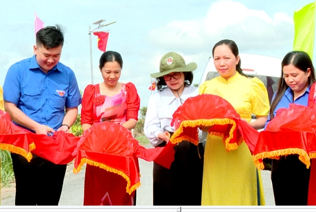 Khánh thành công trình thanh niên tuyến đèn đường.