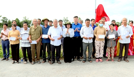 Trao tặng quà cho các gia đình chính sách.