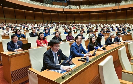 Đại biểu Quốc hội biểu quyết thông qua luật tại Kỳ họp thứ 7, cho phép Luật Đất đai, Luật Nhà ở, Luật Kinh doanh bất động sản có hiệu lực từ 1/8/2024.