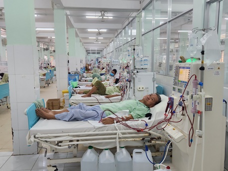 BHYT rất quan trọng đối với những bệnh nhân suy thận mạn tính. Trong ảnh: Bệnh nhân chạy thận nhân tạo tại Khoa Lọc máu BVĐK Vĩnh Long.