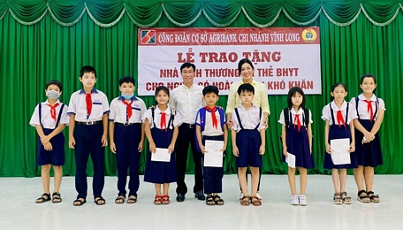 Các tổ chức đoàn thể còn vận động trao tặng thẻ BHYT cho các em học sinh có hoàn cảnh khó khăn, không có điều kiện để tham gia BHYT.