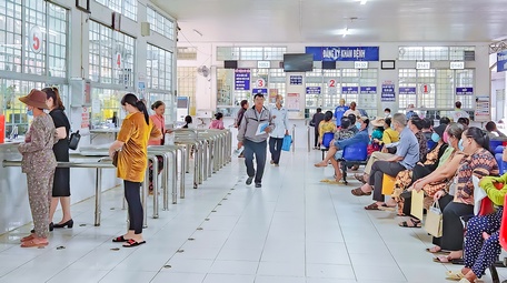 Tại BVĐK tỉnh Vĩnh Long, mỗi ngày có từ 600-1.000 lượt bệnh nhân đến khám bằng thẻ BHYT. Nhờ chính sách BHYT, người bệnh có điều kiện khám hàng tháng và được cấp thuốc đầy đủ giúp cải thiện sức khỏe và yên tâm điều trị.