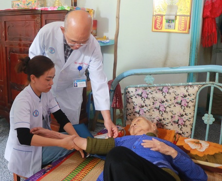 Quan tâm sức khỏe cho người cao tuổi.