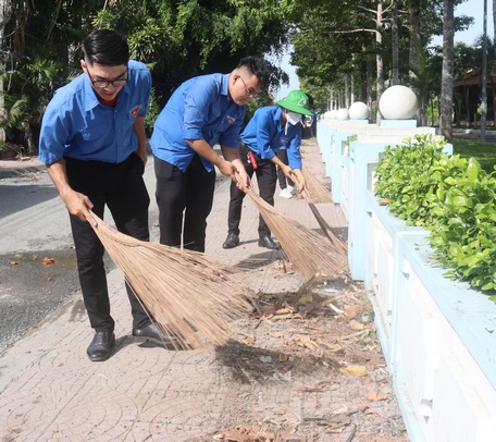 Thanh niên tỉnh nhà tham gia phần việc xây dựng mỹ quan địa phương sạch, đẹp.