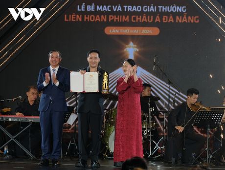 Ông Lê Trung Chinh, Chủ tịch UBND thành phố Đà Nẵng (ngoài cùng bên trái) trao giải cho đạo diễn Trấn Thành