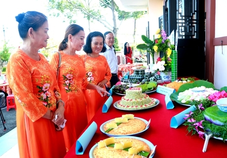 Hội thi làm bánh dân gian trong Ngày hội Đại đoàn kết toàn dân tộc tại xã Long Phước.