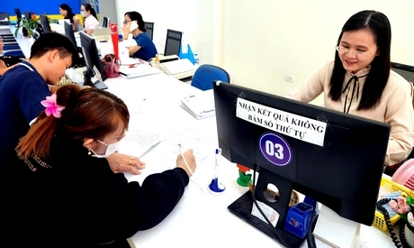 Người lao động đến nộp hồ sơ nhận BHXH 1 lần tại Trung tâm Phục vụ hành chính công tỉnh Vĩnh Long.