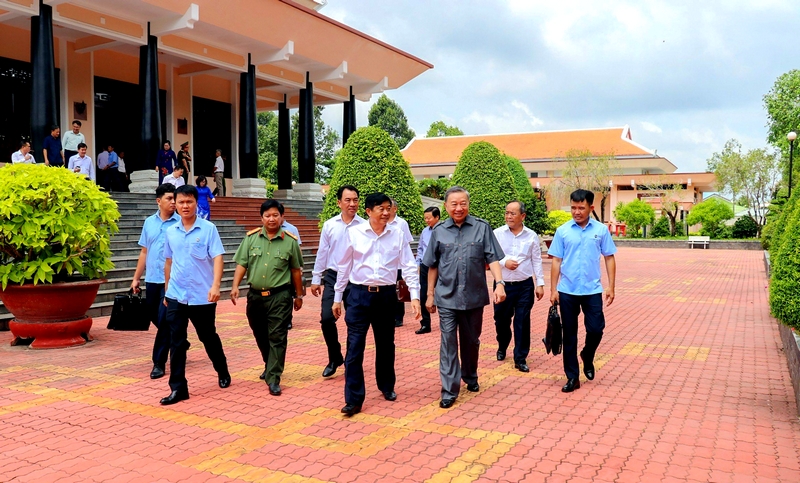 Lực lượng an ninh đảm bảo an toàn tuyệt đối các đồng chí lãnh đạo Đảng, Nhà nước đến thăm và làm việc tại Vĩnh Long. Trong ảnh: Chủ tịch nước Tô Lâm viếng Khu lưu niệm Chủ tịch HĐBT Phạm Hùng và Khu lưu niệm Thủ tướng Chính phủ Võ Văn Kiệt ngày 5/7.