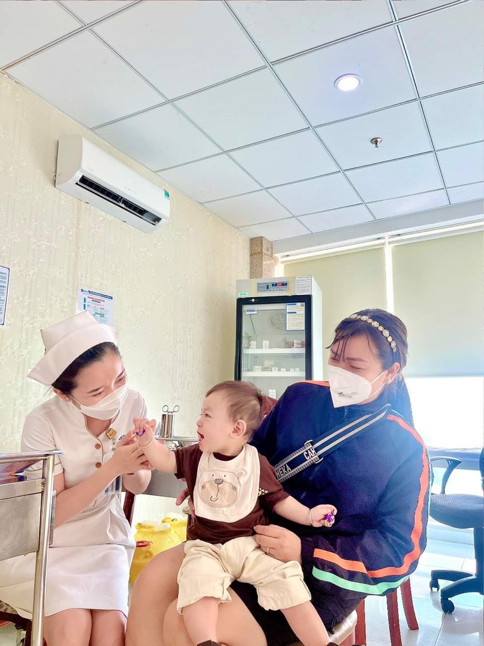 Tiêm vaccine phòng bệnh cho trẻ tại BVĐK Xuyên Á Vĩnh Long.