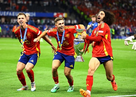 Cucurella (phải) là phát hiện lớn nhất của Tây Ban Nha sau Yamal. Hậu vệ trái đang chơi cho Chelsea chính là người kiến tạo để Oyarzabal ghi bàn quyết định