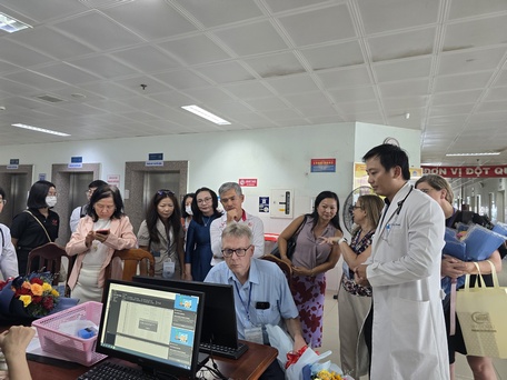  Các chuyên gia về thần kinh đột quỵ chia sẻ kinh nghiệm điều trị bệnh nhân đột quỵ và thần kinh tại BVĐK Vĩnh Long.12:54/-strong/-heart:>:o:-((:-h