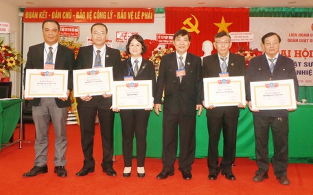 Các tập thể, cá nhân có thành tích trong xây dựng và phát triển Đoàn Luật sư tỉnh nhiệm kỳ 2018-2023 nhận bằng khen của Liên đoàn Luật sư Việt Nam.