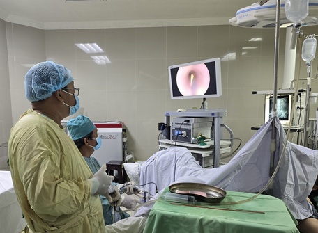 Thực hiện thành công kỹ thuật tán sỏi nội soi ngược dòng bằng laser