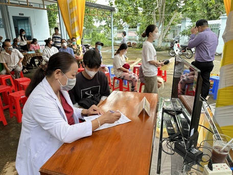 Người dân tham gia chương trình tầm soát bệnh lao tại Trạm Y tế TT Vũng Liêm vào ngày 16/7.