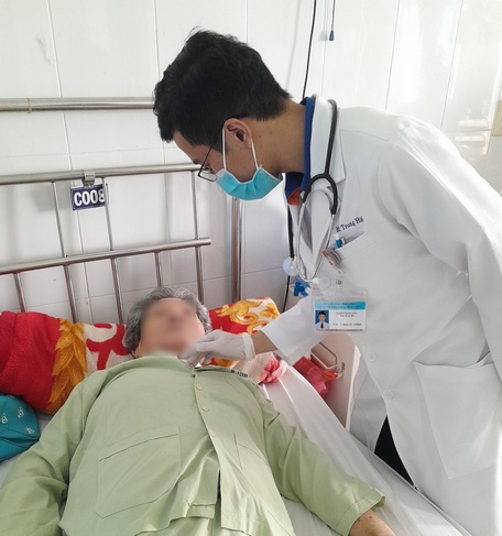 Bác sĩ thăm khám cho BN trước khi xuất viện.